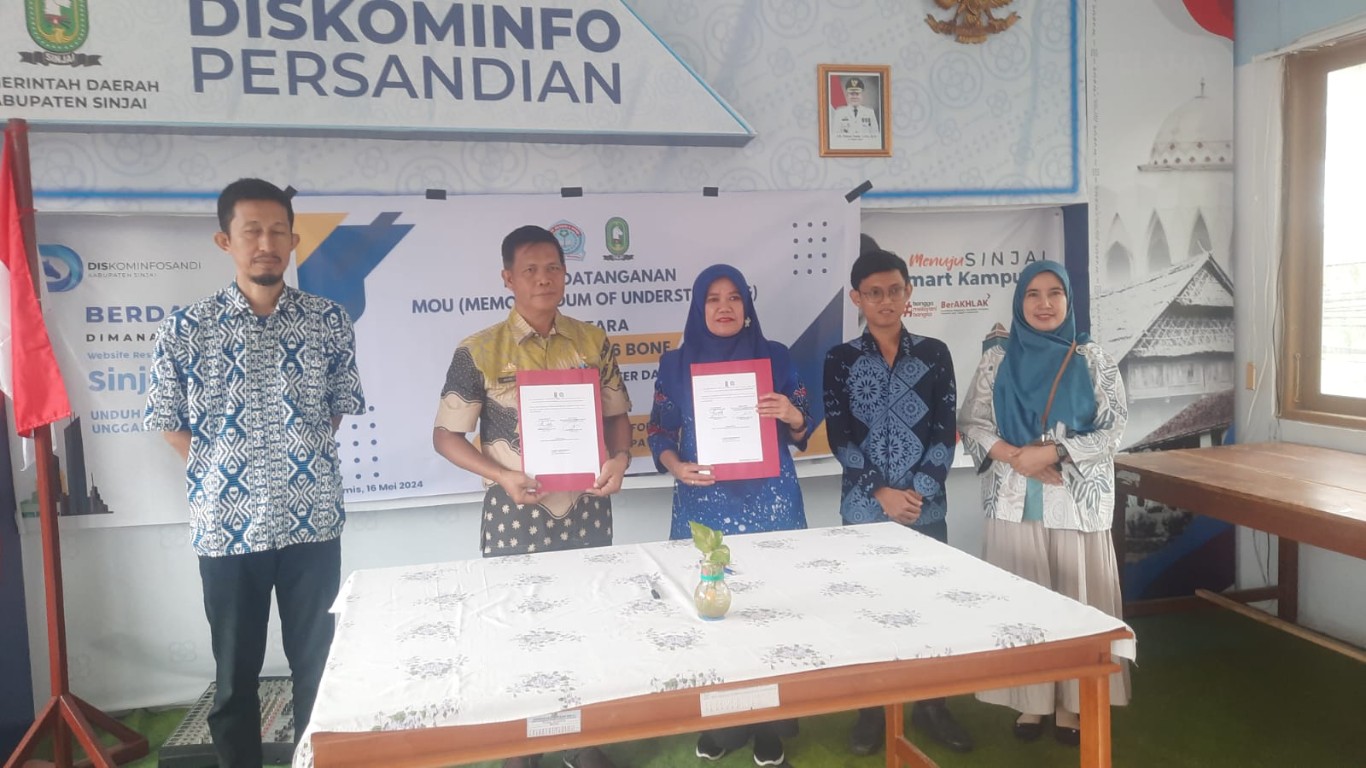 KERJASAMA -- Kepala Dinas Komunikasi Informatika (Kominfo) dan Persandian Kabupaten Sinjai, Mansyur usai mendatangani naskah kerjasama atau MoU bersama Kepala SMKN 6 Bone, Ruaedah Razak di ruang kerja Kadis Kominfo dan Persandian Sinjai, Kamis (16/5
