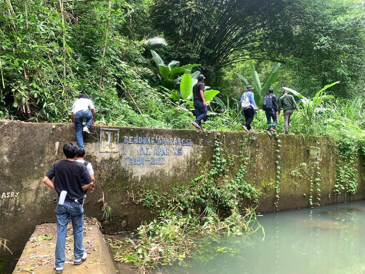 KEPENYIDIKAN -- Dokumnetasi berupa foto saat pihak Kejari Sinjai meninjau lokasi proyek di Aparang Tahun Anggaran 2020 di Kelurahan Sangiaseri, Kecamatan Sinjai Selatan, Kabupaten Sinjai yang ditangani Kejaksaan Sinjai baru-baru ini. 