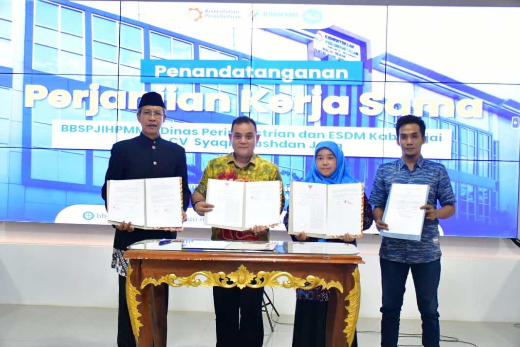 TEKEN KERJASAMA -- Pj Bupati Sinjai, TR Fahsul Falah didampingi Kepala Dinas Perindag dan ESDM Sinjai, Muh Saleh foto bersama Kepala BBSPJIHPMM, Shinta Virdhian setelah penandatanganan MoU  