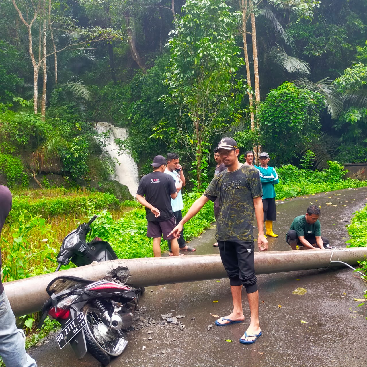 RINGSEK -- Kades Bonto Sudirman menunjukkan satu unit sepeda motor milik warga Dusun Kessi, Desa Bonto, Kecamatan Sinjai Tengah, Kabupaten Sinjai yang ringsek gegara tertimpa tiang listrik.