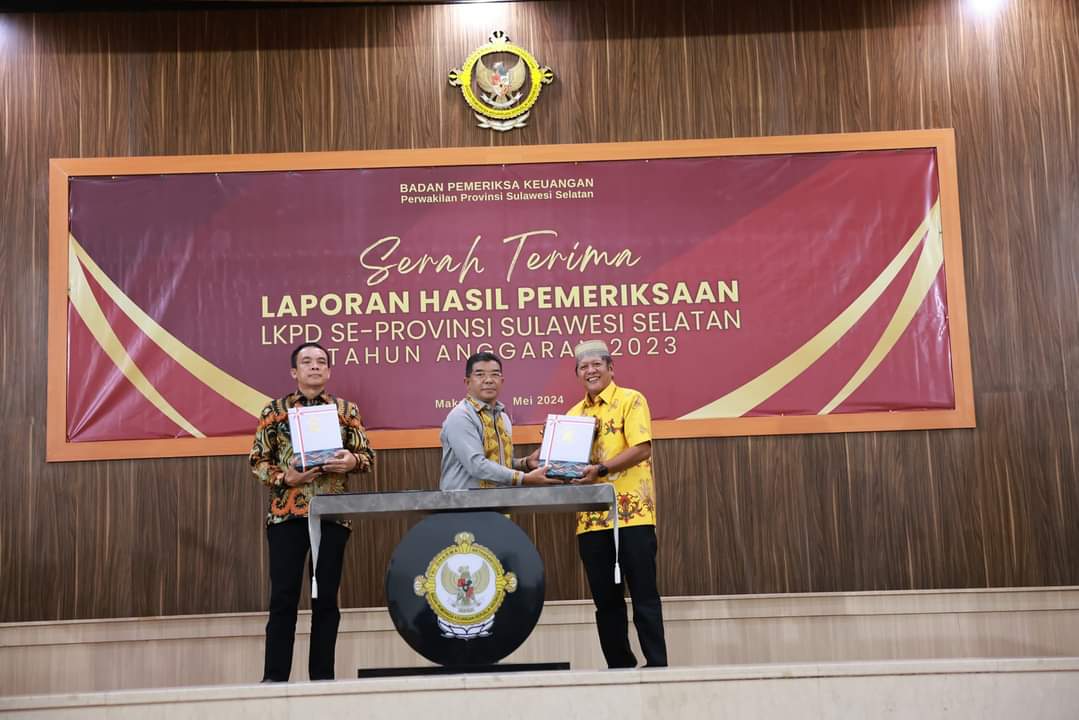 TERIMA -- Bupati Soppeng, HA Kaswadi Razak menghadiri serah rerima LKPD Tahun Anggaran 2023 yang diserahkan Kepala Perwakilan BPK RI Perwakilan Sulsel Amin Adab Bangun di Gedung BPK RI di Makassar, Kamis (16/5).