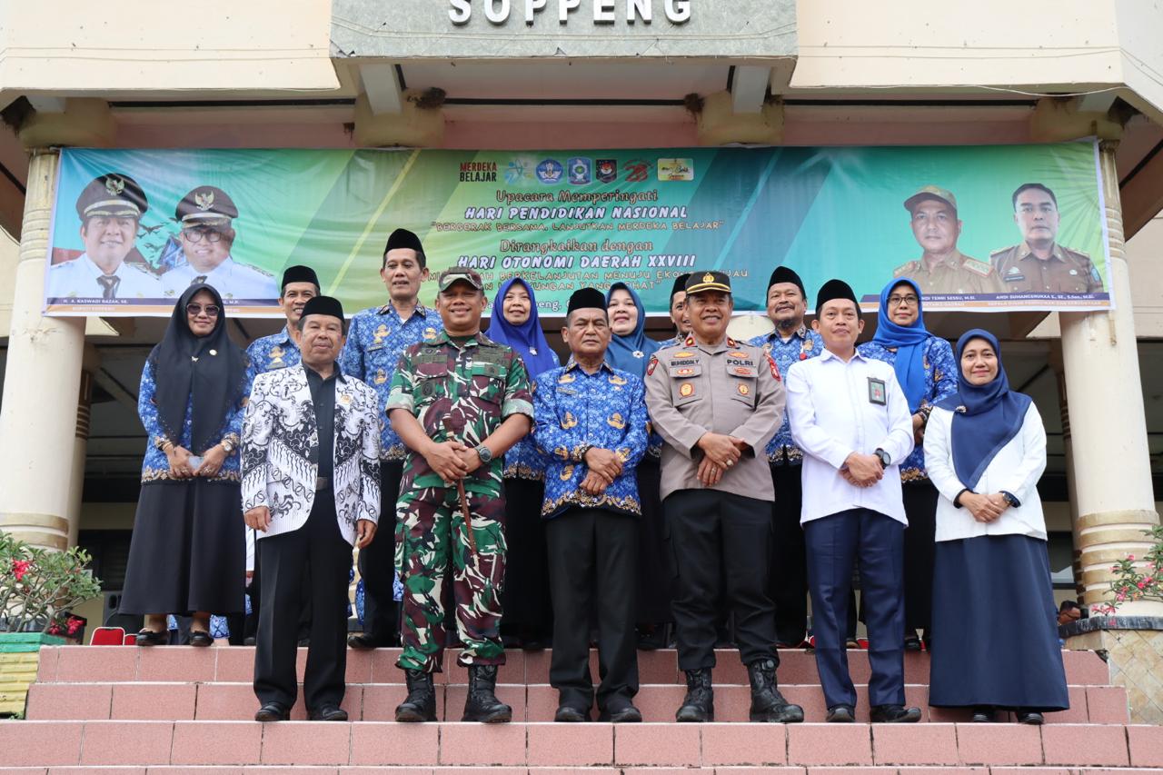 UPACARA -- Waka Polres Kompol H Muhiddin Yunus didampingi Kabag Ops, Kabag Sumda mengikuti upacara memperingati hari pendidikan nasional (Hardiknas) dengan tema Bergerak Bersama, Lanjutkan Merdeka Belajar di Lapangan Apel Kantor Bupati Soppeng, Senin (6/5).