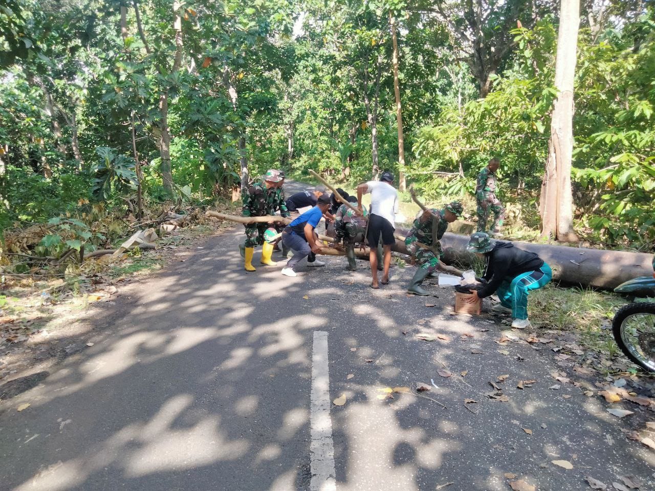 KARYA BAKTI -- Personel Koramil 04/Liliriaja Kodim 1423/Soppeng gencar melaksanakan karya bakti pembersihan selokan dan sampah di Dusun Lonrong Desa Jampu Kecamatan Liliriaja Kabupaten Soppeng. Jumat (17/5). 