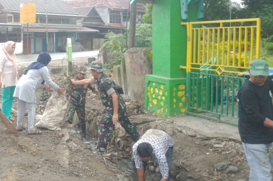 KARYA BAKTI -- Personel Babinsa Koramil 04/Liliriaja Kodim 1423/Soppeng dipimpin Ws Danramil Pelda Syarifuddin bersama Babinkamtibmas, Staf Kelurahan Jennae, Ketua RT/RW dan masyarakat melaksanakan kegiatan karya bakti pembersihan saluran air di Depan Kantor Kelurahan Jannae Kecamatan Liliriaja Kabupaten Soppeng, Selasa (7/5).