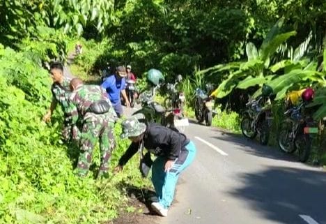 KARYA BAKTI -- Personel Koramil 04/Liliriaja Kodim 1423/Soppeng bersama warga Dusun Lagoci melakukan Karya Bakti (Karbak) pembersihan saluran air dan pinggir jalan di Jalan Poros Jolle Dusun Lagoci Desa Timusu Kecamatan Liliriaja Kabupaten Soppeng, Minggu (12/5).