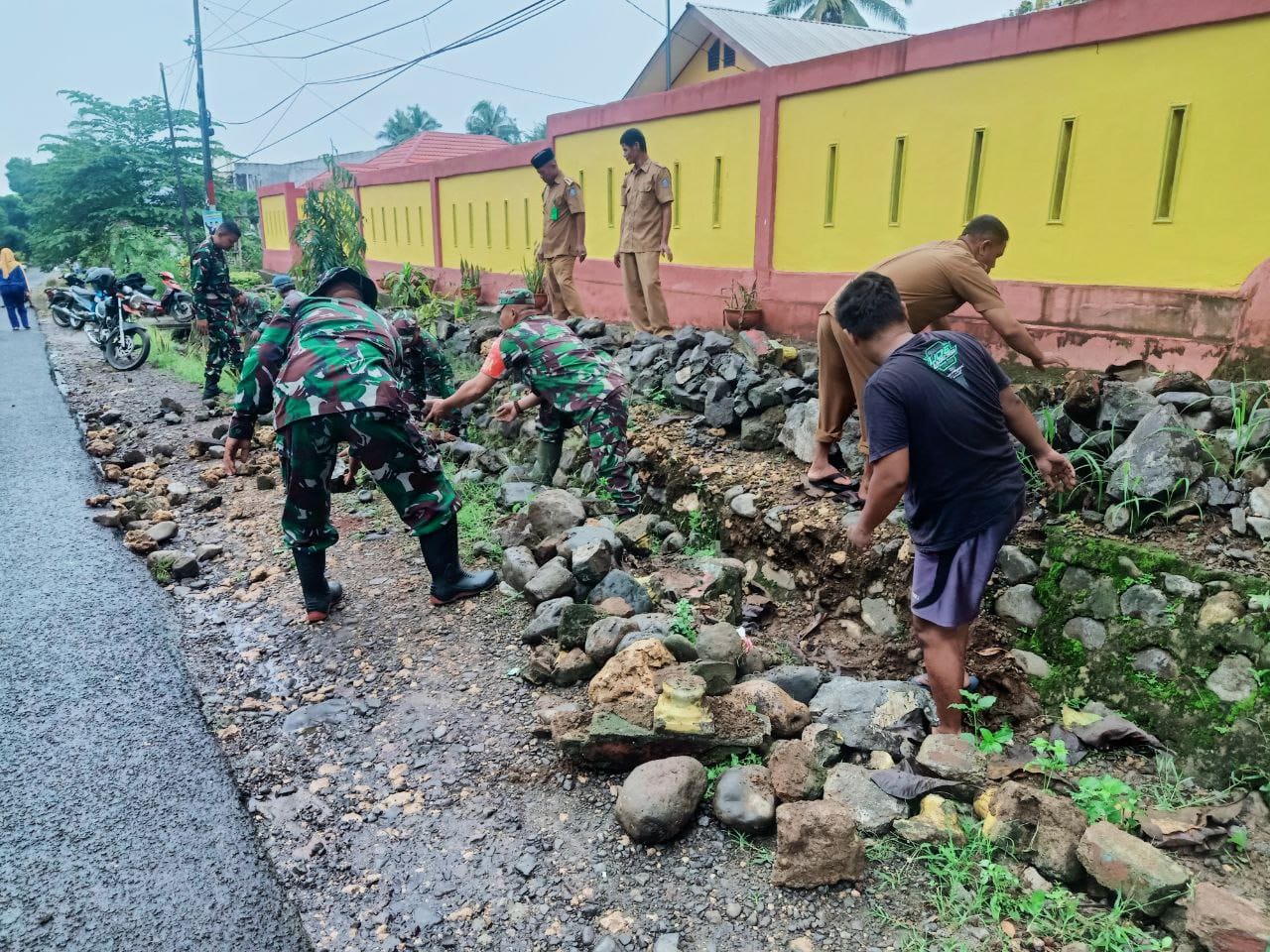 KARYA BAKTI -- Personel Koramil 05/Marioriwawo Kodim 1423/Soppeng melaksanakan kegiatan Karya Bakti pembersihan saluran air di Kampung Laijo Kelurahan Labessi Kecamatan Marioriwawo Kabupaten Soppeng, Selasa (28/5).