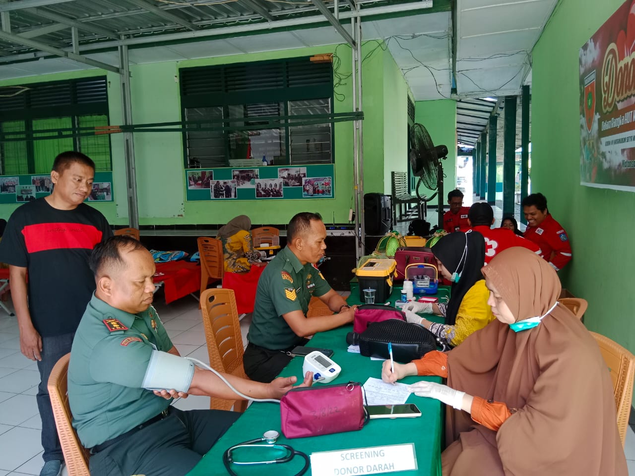 DONOR DARAH -- Kodim 1423/Soppeng menggelar kegiatan donor darah di Aula Makodim 1423/Soppeng Kabupaten Soppeng, Kamis (30/5). Kegiatan donor darah dalam rangka Hari Ulang Tahun (HUT) ke-67 Komando Daerah Militer(Kodam) XIV/Hasanuddin. 