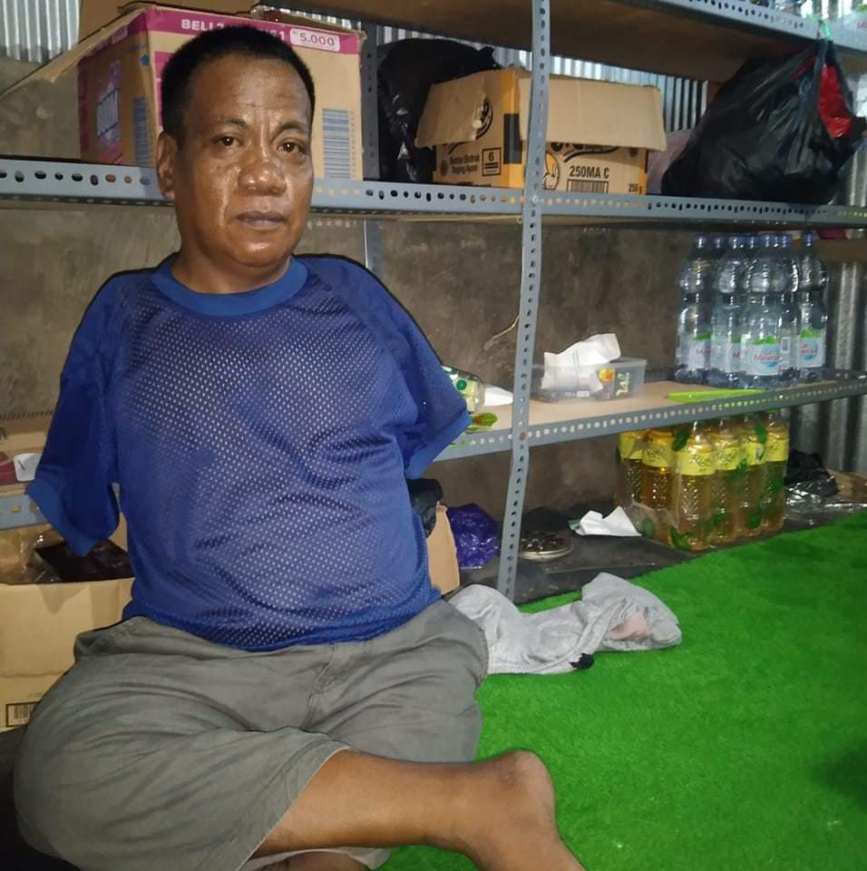 TETAP PRODUKTIF -- Seorang pria bernama Lasennang (42), warga Kaca Kelurahan Kaca Kecamatan Marioriawa adalah penyandang disabilitas yang bekerja demi menyambung hidup bersama putrinya. 