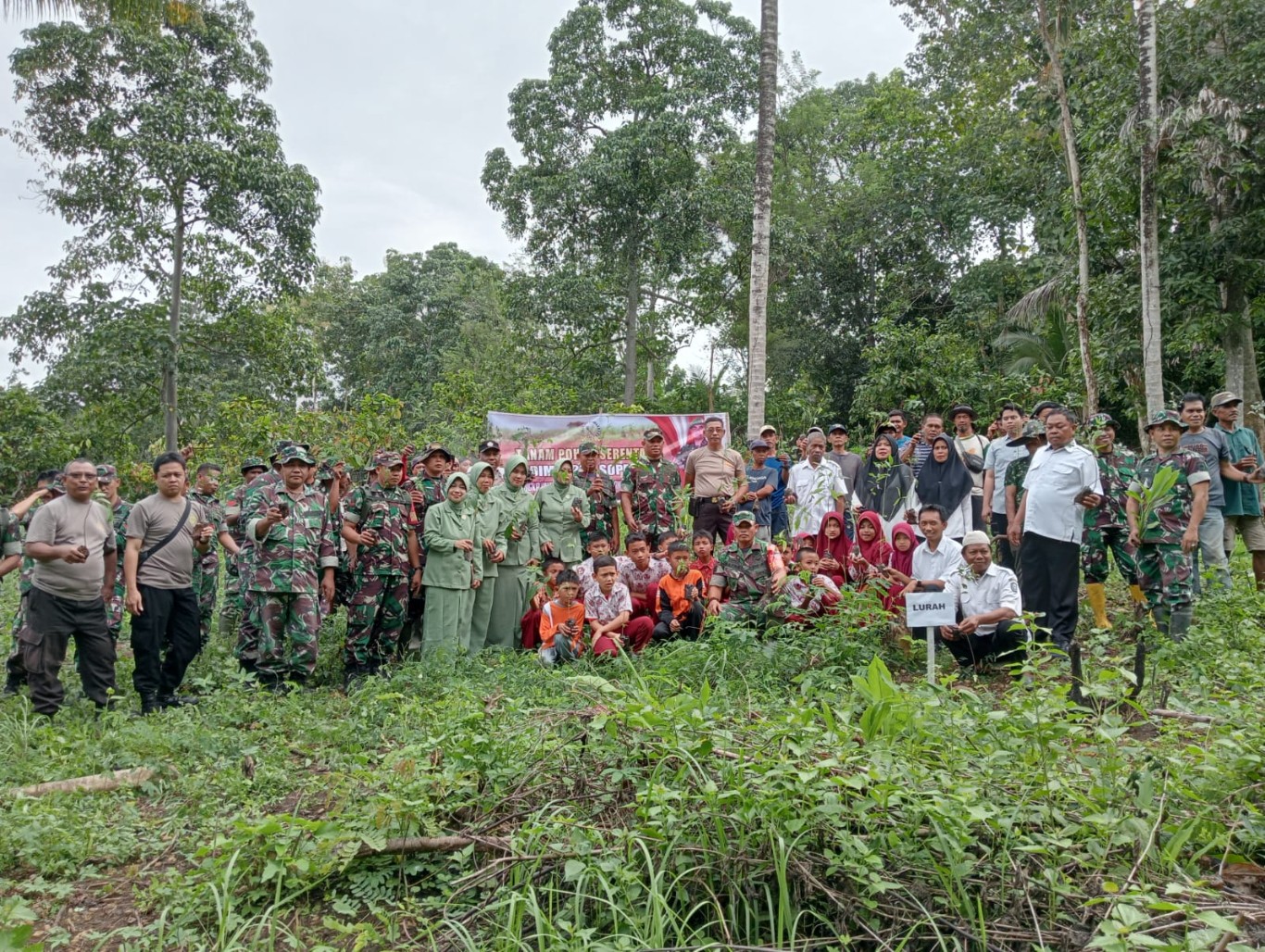 TANAM SERENTAK -- Kodim 1423/Soppeng dipimpin Dandim 1423/Soppeng Letkol (Inf) Sigit Suhendro Hadi Kusmawan melaksanakan kegiatan penanaman pohon serentak di Kelurahan Jennae Kecamatan Liliriaja Kabupaten Soppeng, Kamis (22/5). 