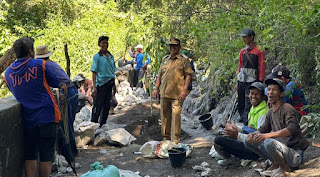 IRIGASI JEBOL -- Petani Desa Laringgi Kecamatan Marioriawa Kabupaten Soppeng bergotong royong memperbaiki bendungan irigiasi Latenreng. Tampak Wabup Soppeng H Lutfi Halide membersamai para petani.