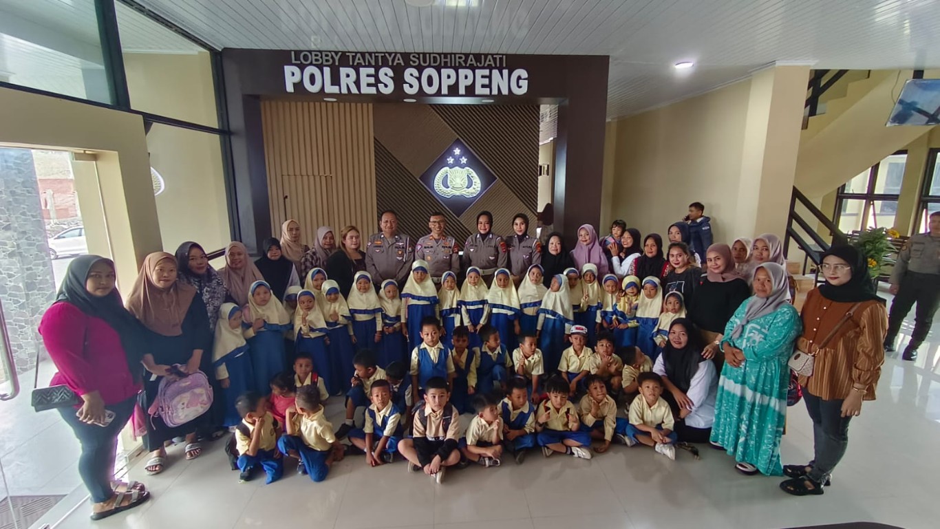 SOSIALISASI -- Satlantas Polres Soppeng menggelar kegiatan sosialisasi Polisi Sahabat Anak (Polsanak) oleh Satlantas Polres Soppeng untuk membina anak sejak usia dsini di Mapolres Soppeng, Selasa (28/5). 
