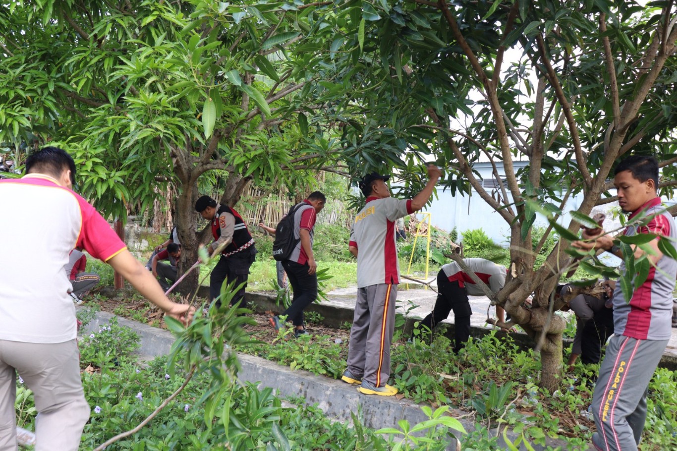 KERJA BAKTI -- Personel Polres Soppeng bgersama Waka Polres Soppeng Kompol H Muhiddin Yunus melakukan kerja bakti di Aspol Jalan Kalambo, Kelurahan Botto Kecamatan Lalabata, Selasa (12/5). 