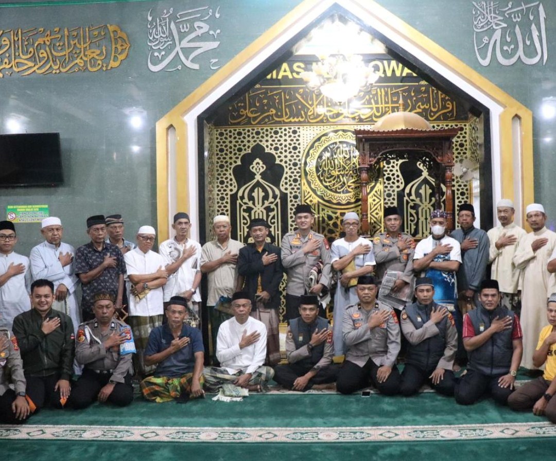 SAFARI SUBUH -- Polres Soppeng kembali menggelar Safari Subuh berjamaah di Masjid Taqwa Kalenrunge Kelurahan Lemba Watansoppeng, Selasa (28/5). 