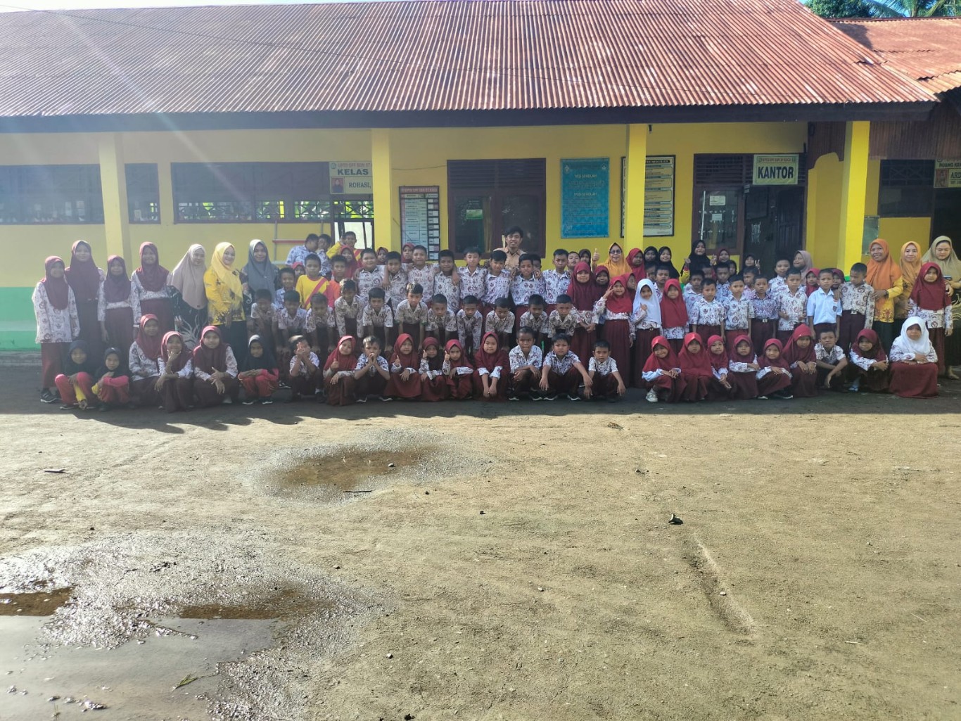 HARDIKNAS -- SDN 57 Kaca Kabupaten Soppeng menggelar upacara peringatan Hari Pendidikan Nasional (Hardiknas) di Sekolahnya, Kamis (2/5). Kepala SDN 57 Kaca menjadi Irup pada peringatan Hardiknas kali ini.