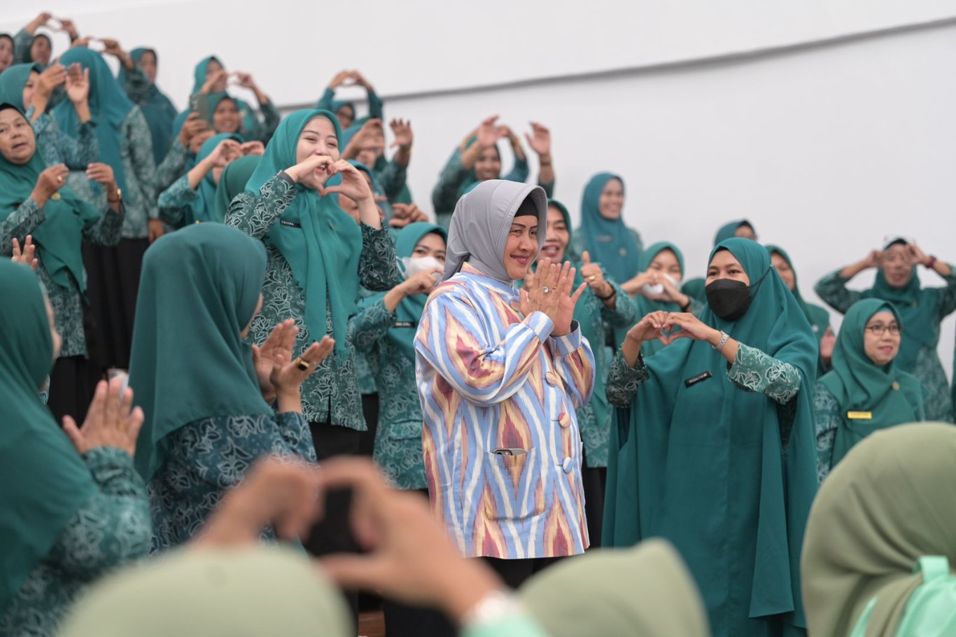 SEMANGAT--Ketua TP PKK Kota Makassar Indira Yusuf Ismail mmemberikan dorongan dan semangat di sela-sela Bimtek pengurus TP PKK Kecamatan Tamalanrea yang dihelat di Auditorium Kantor TP PKK Kota Makassar, Selasa (30/4). 