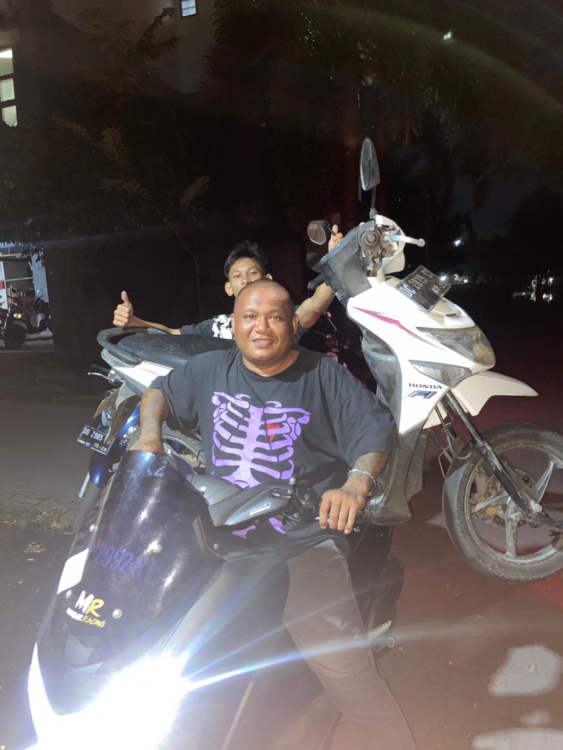 TAK BERTUAN -- Salah seorang juru parkir di Anjungan Pantai Losari yang menemukan satu unit motor tak bertuan sudah lima hari terparkir di Anjungan Pantai Losari.
