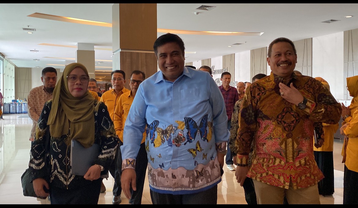 TALKSHOW APSI -- Bupati Maros, Chaidir Syam (tengah) mendampingi Dirjen GTK Kemendikbud Ristek RI, Prof Nunuk Suryani (kiri) saat akan menghadiri talkshow APSI Kabupaten Maros.