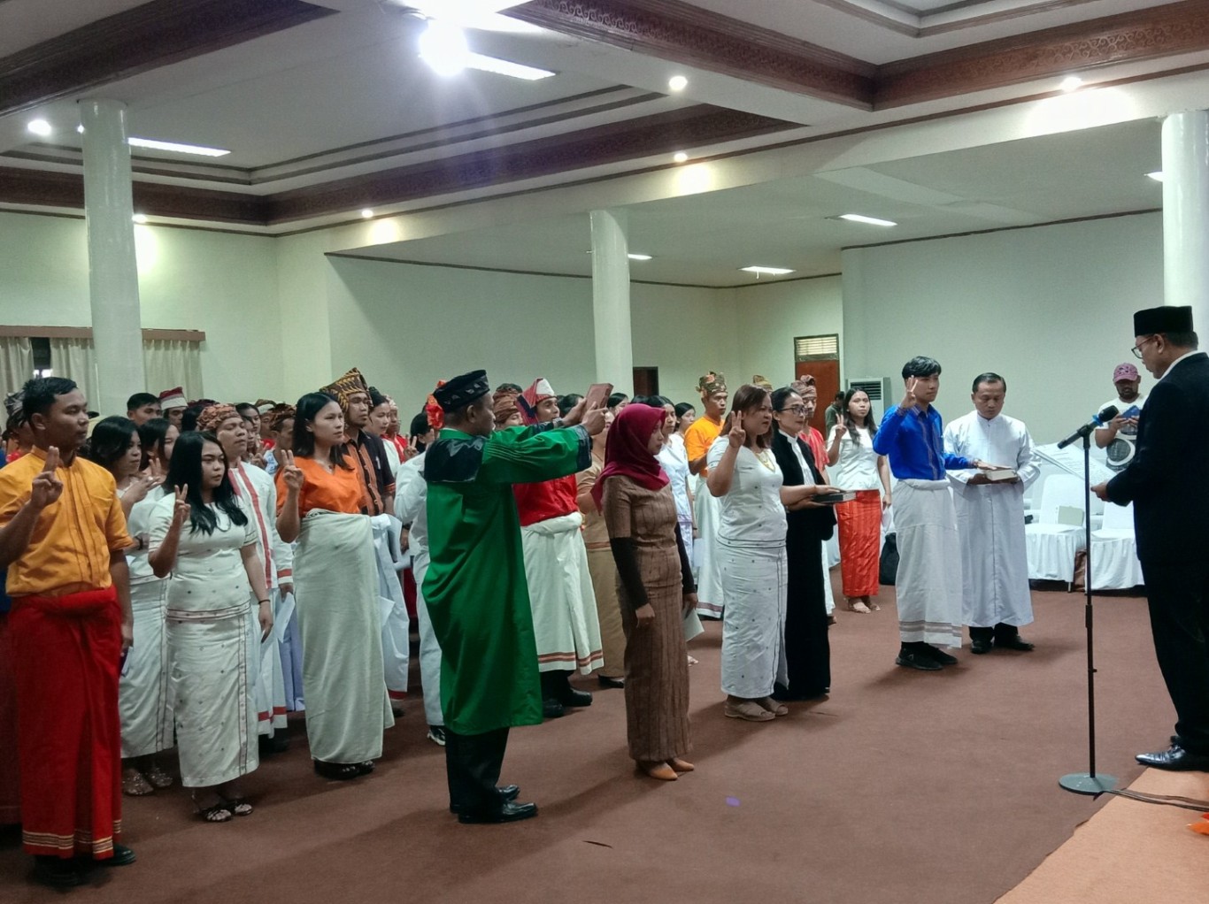 LANTIK -- Sebanyak 105 anggota PPK Torut dilantik di Misiliana hotel, Kesu, Toraja Utara, Kamis (16/5). Pelantikan dirangkai dengan kegiatan Bimtek.