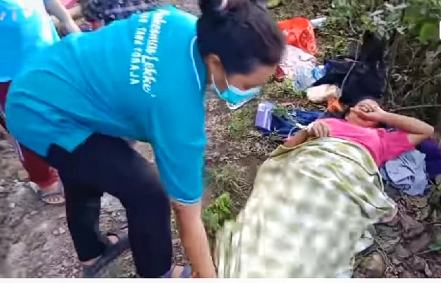 BAYI MEINGGAL -- Warga Simbuang melahirkan di pinggir jalan setelah dirujuk dari Puskemas ke RS Makale dengan dibonceng sepeda motor oleh keluarganya. Akibatnya bayinya yang dilahirkan meninggal dunia. 