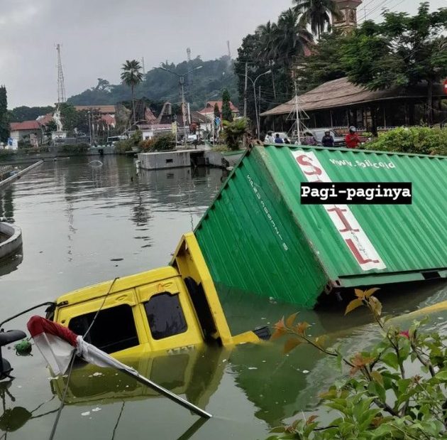 TERJUN KE KOLAM -- Sebuah mobil truk Fuso yang sedang parkir terjun ke kolam Makale akibat rem tak berfungsi. Sopir dan kondektur selamat dalam peristiwa tersebut. 