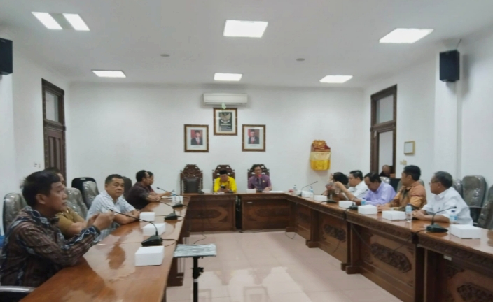 KUNKER -- Pansus LKPJ Bupati Tana Toraja melakukan kunjungan kerja dan konsultasi ke DPRD Gianyar Bali membahas pengelolaan DO Puskesmas baru-baru ini.