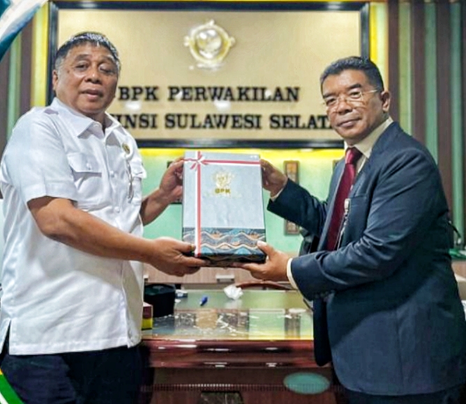 TERIMA WTP -- Bupati Tana Toraja Theofilus Allorerung saat merima LKPD predikat WTP dari Kepala Badan Pemeriksa Keuangan (BPK) Perwakilan Sulawesi Selatan, Amin Adab Bangundi Gedung BPK, Rabu (29/5).