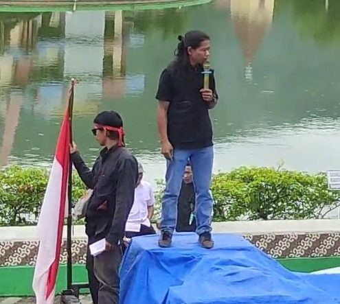 DEMO -- Puluhan pemuda yang tergabung dalam kelompok Anak Tiri Toraja menggelar aksi di Gedung DPRD Tana Toraja, Senin (27/5). 