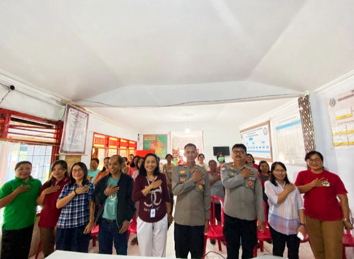 JUMAT CURHAT -- Kapolres Tator melaksanakan Jumat Curhat di Kantor Kelurahan Lamunan, Kecamatan Makale, Jumat (3/5. Kegiatan Jumat Curhat sebagai salah satu langkah Polri dalam menciptakan Kamtibmas agar tetap kondusif. 