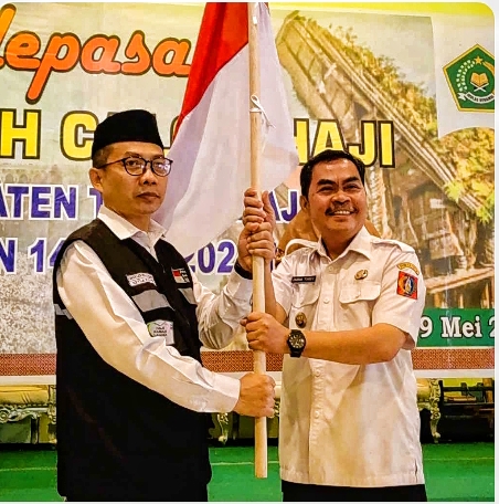 LEPAS -- Wabub Tator Zadrak Tombeg melepas 36 JCH asal Tana Toraja di Aula Masjid Raya Makale menuju Asrama Haji Sudiang Makassar, Rabu (29/5).