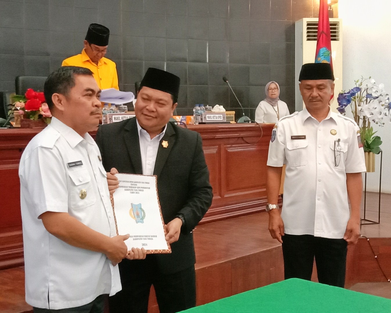 REKOMENDASI -- Pansus LKPJ Bupati Tana Toraja menyerahkan hasil pembahasan kepada Wabup Zadrak dengan 22 rekomendasi saat dilaksanakan rapat paripurna baru-baru ini.