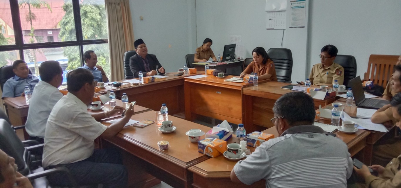 EVALUASI -- Komisi III DPRD Tana Toraja menggelar Raker dengan III OPD melakukan evaluasi terkait pendapatan daerah di Gedung DPRD, Selasa (28/5).