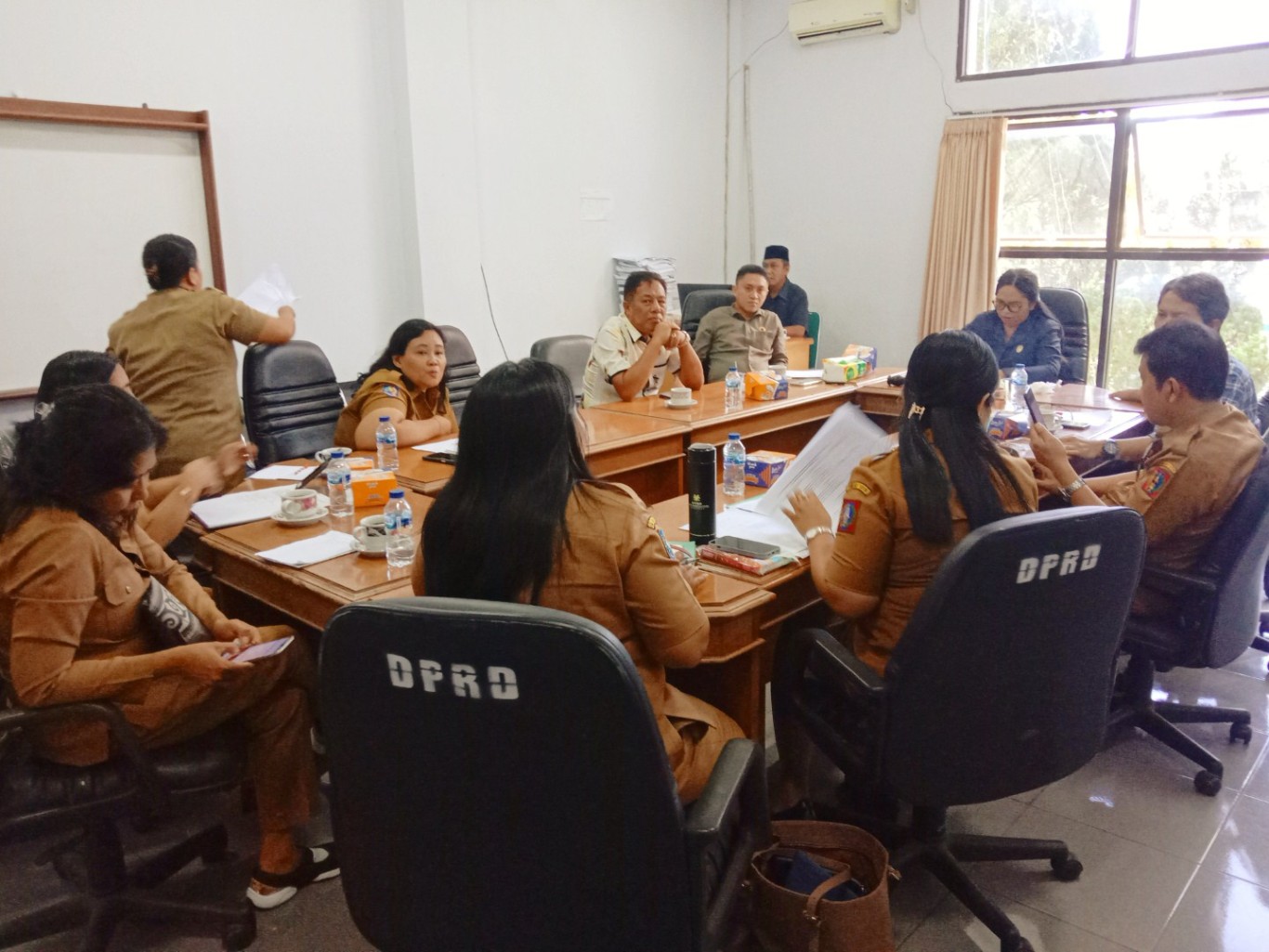 RAKER -- Ketua Komisi II DPRD Tana Toraja, Yuli Saranga memimpin Raker dengan OPD Dinas Kesehatan, Dinas Pertanian, dan BPKPD bahas angka stunting Tana Toraja tertinggi di Sulsel 39,6 persen sesuai hasil Survei Lembaga Kesehatan Indonesia tahun 2023, Selasa (7/5). 