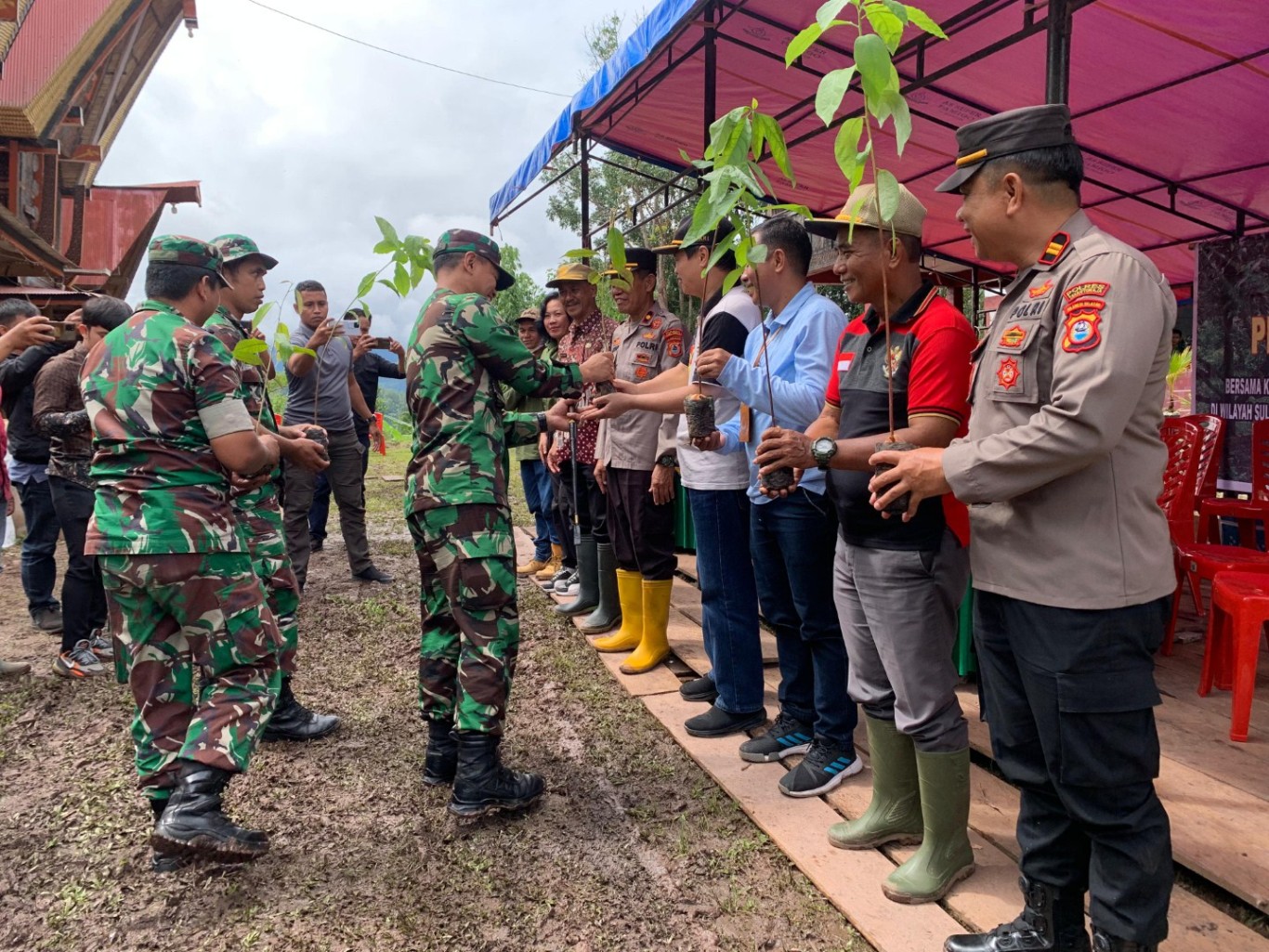 TANAM POHON -- Kodim 1414/Tator bersama jajaran Forkopinda Tana Toraja melakukan kegiatan menanam pohon di Dusun Tampo, Kecamatan Mengkendek sebagai wujud komitmen TNI AD dalam mendukung penghijauan lingkungan, Sabtu (4/5). 