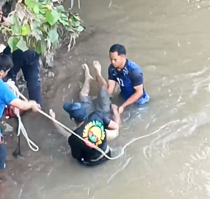 TEWAS MENGAPUNG -- Mayat mengapung ditemukan warga di bawah Sungai Sa'dan Jembatan Eran Batu, Kesu, Toraja Utara, Selasa (7/5). 
