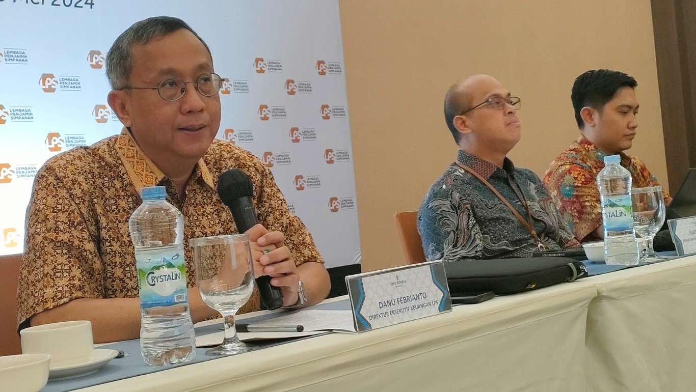 TEMU MEDIA -- Direktur Eksekutif Keuangan LPS, Danu Febrianto didampingi Kepala Kantor Perwakilan III LPS Makassar, Fuad Zaen (tengah) dan Kepala Edukasi Humas dan Hubungan Lembaga Kantor Perwakilan III LPS Makassar, Dadi Hermawan sedang menjelaskan perkembangan LPS sejak mulai beroperasi tahun 2005 hingga April 2024 dalam acara Temu Media Makassar, kemarin.