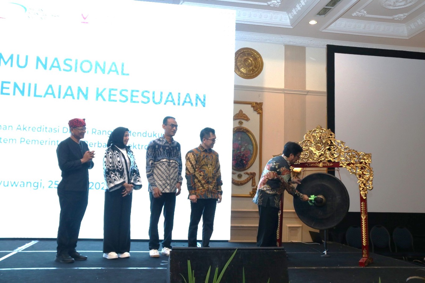 TEMU NASIONAL -- Kepala BSN, Kukuh S Achmad, memukul gong sebagai tanda pembukaan Temu Nasional Lembaga Penilaian Kesesuaian.