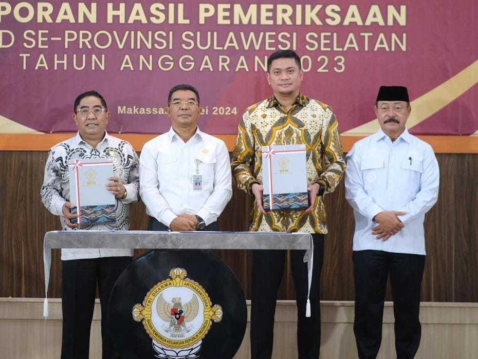 IST TERIMA -- Bupati Gowa, Adnan Purichta Ichsan (dua dari kanan), Wakil Bupati Gowa, Abdul Rauf Malaganni (kanan) bersama Ketua DPRD Gowa, Rafiuddin (kiri) saat menerima LHP LKPD TA 2023 dari Kepala BPK RI Sulsel, Amin Adab Bangun. 