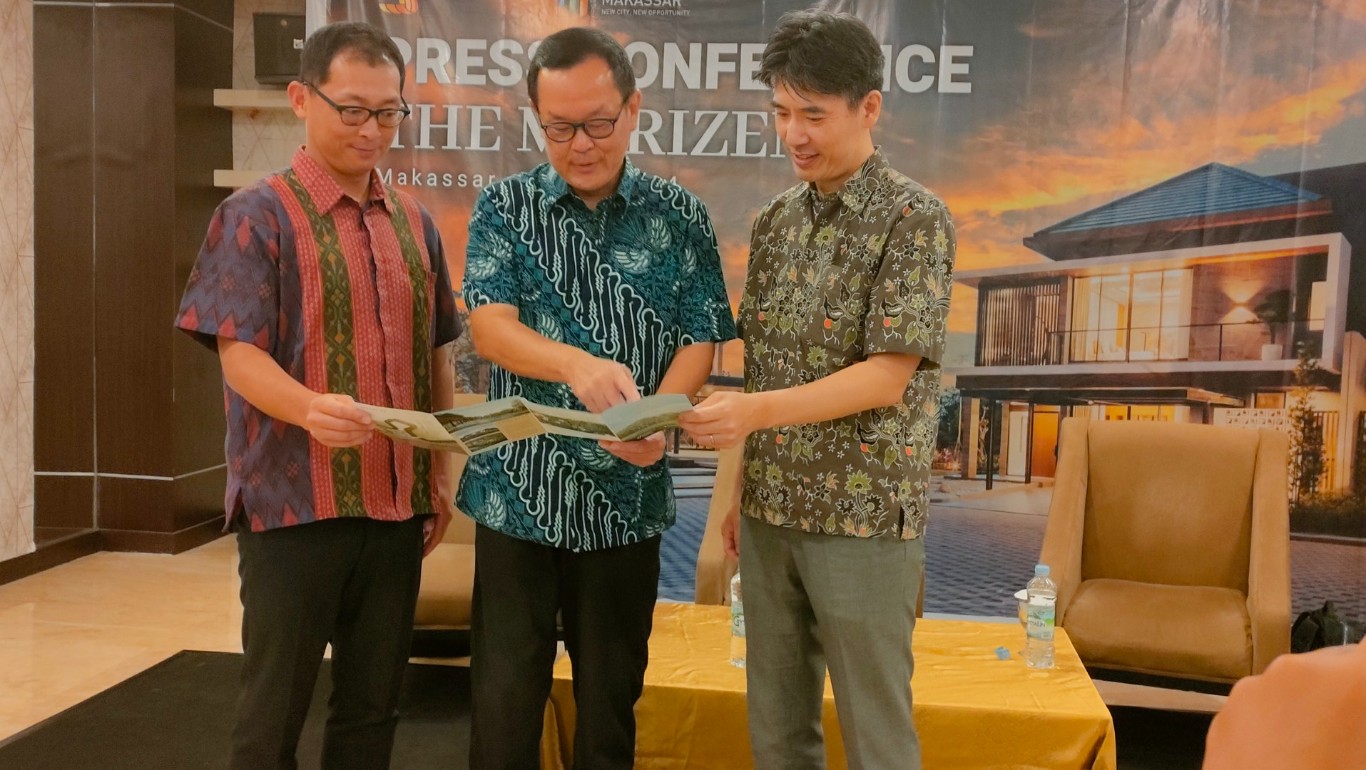 THE MORIZEN -- Indra Widjaja Antono, Executive Director Summarecon Mutiara Makassar (tengah) didampingi Fumihide Nakatsu, President Director of PT Sumitomo Forestry Indonesia dan Toyosada Shima, Director of PT Sumitomo Forestry Indonesia, menjelaskan tentang beragam program pengembangan yang akan dilakukan di Summarecon Mutiara Makassar. Termasuk kehadiran klaster baru, The Morizen.