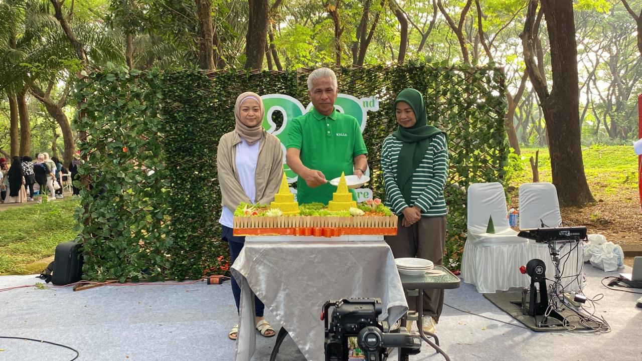 ULANGTAHUN -- Suasana perayaan HUT Bukit Baruga ke-32 dan Bugis Waterpark Adventure ke-12 yang diwarnai pemotongan nasi tumpeng.