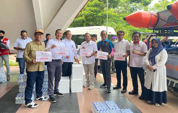 int BANTUAN--Unhas memberikan bantuan logistik berupa 100 bungkus bakso siap saji untuk korban banjir dan tanah longsor di Kabupaten Luwu.