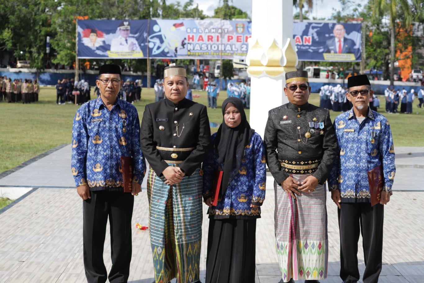 UPACARA -- Pj Bupati Wajo Andi Batarlifu foto bersama usai bertindak selaku Inspektur Upacara (Irup) peringatan Hari Pendidikan nasional (Hardiknas) di Lapangan Merdeka Sengkang, Kamis (2/5).