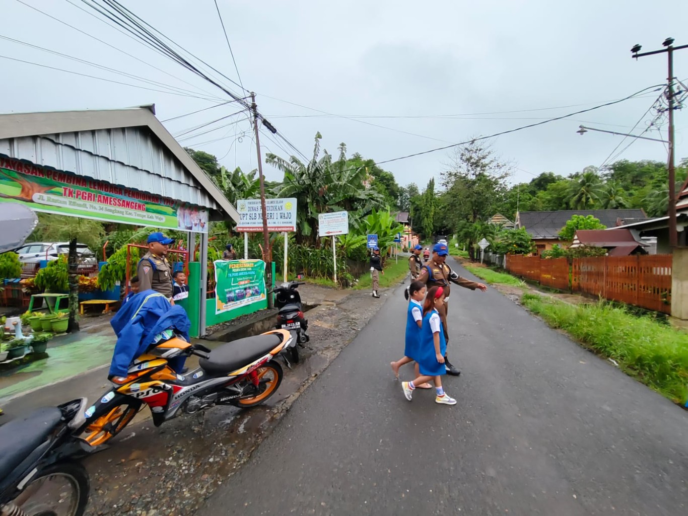 KETERTIBAN -- Personel Satpol PP, Damkar dan Penyelamatan Kabupaten Wajo berupaya meningkatkan  pelayanan ketertiban umum, Rabu (29/5). 