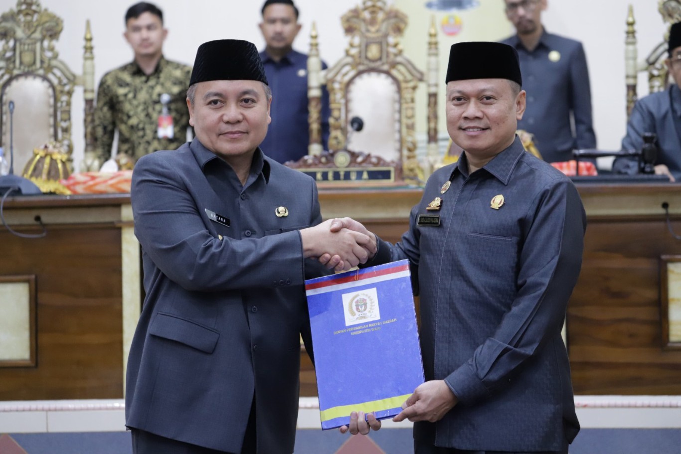 RAPAT -- Pj Bupati Wajo, Andi Batarlifu menghadiri rapat paripurna DPRD Kabupaten Wajo dalam rangka penyampaian rekomendasi DPRD atas LKPJ Bupati Wajo Tahun 2023, Jumat (17/5). 