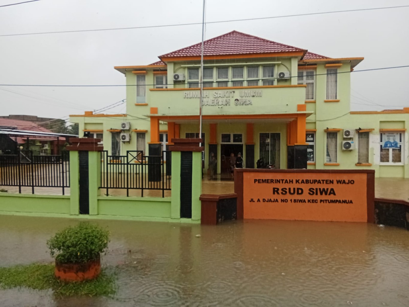 BANJIR -- Hujan deras melanda wilayah Kabupaten Wajo hingga mengakibatkan banjir bandang dibeberapa kecamatan, Jumat (3/5). Tampak RSD Siwa Kabupaten Wajo terendam banjir. 