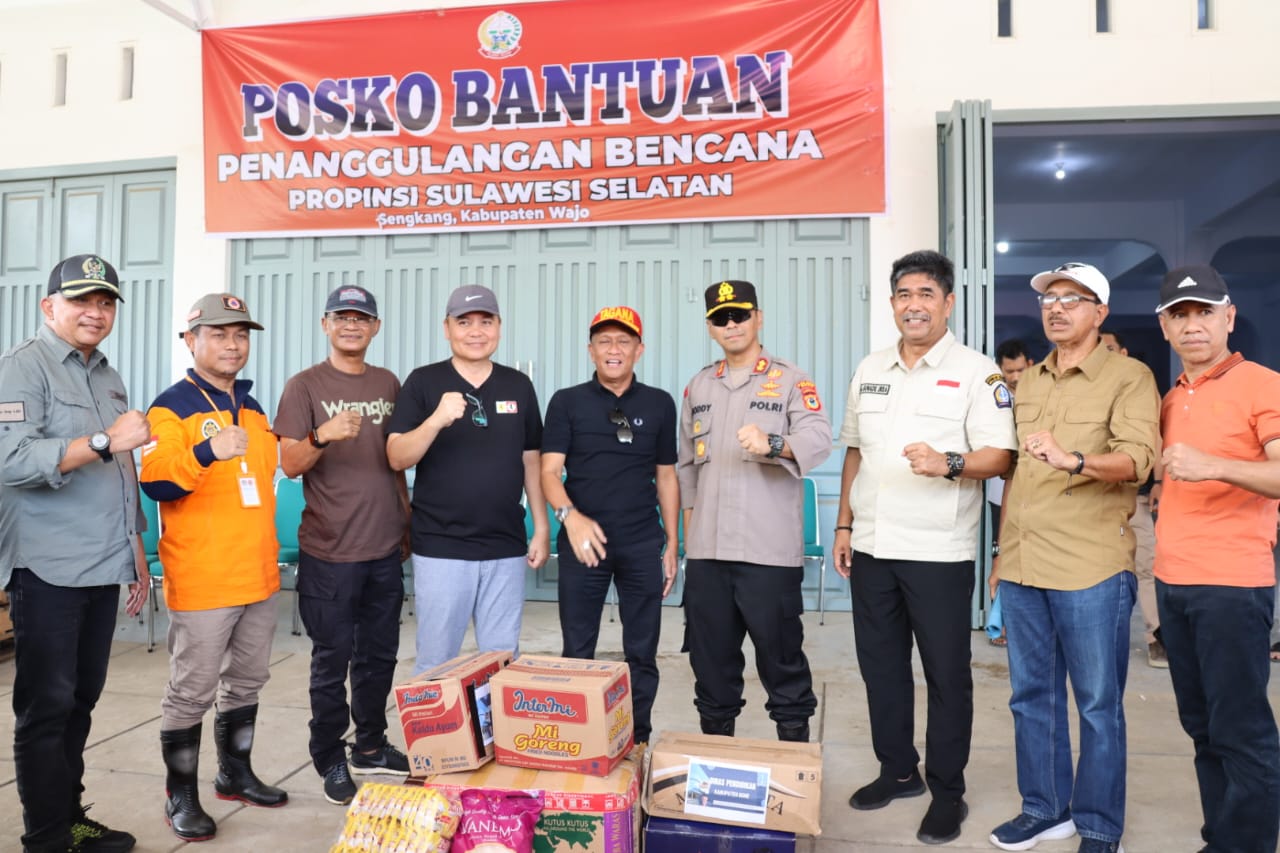 KORBAN -- Pj Bupati Wajo Andi Bataralifu foto bersama Pj Bupati Bone H Islamuddin usai penyerahan bantuan untuk korban banjir baru-baru ini.