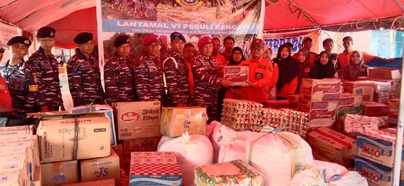 LOGISTIK -- Danlantamal VI Makassar membantu korban banjir di Kabupaten Wajo. Bantuan logistik diserahkan Letda Mar Ruslan dan diterima Kalaksa BPBD Wajo Syamsul Bahri di Posko induk penanggulangan bancana banjir Kabupaten Wajo, Selasa (14/5).  