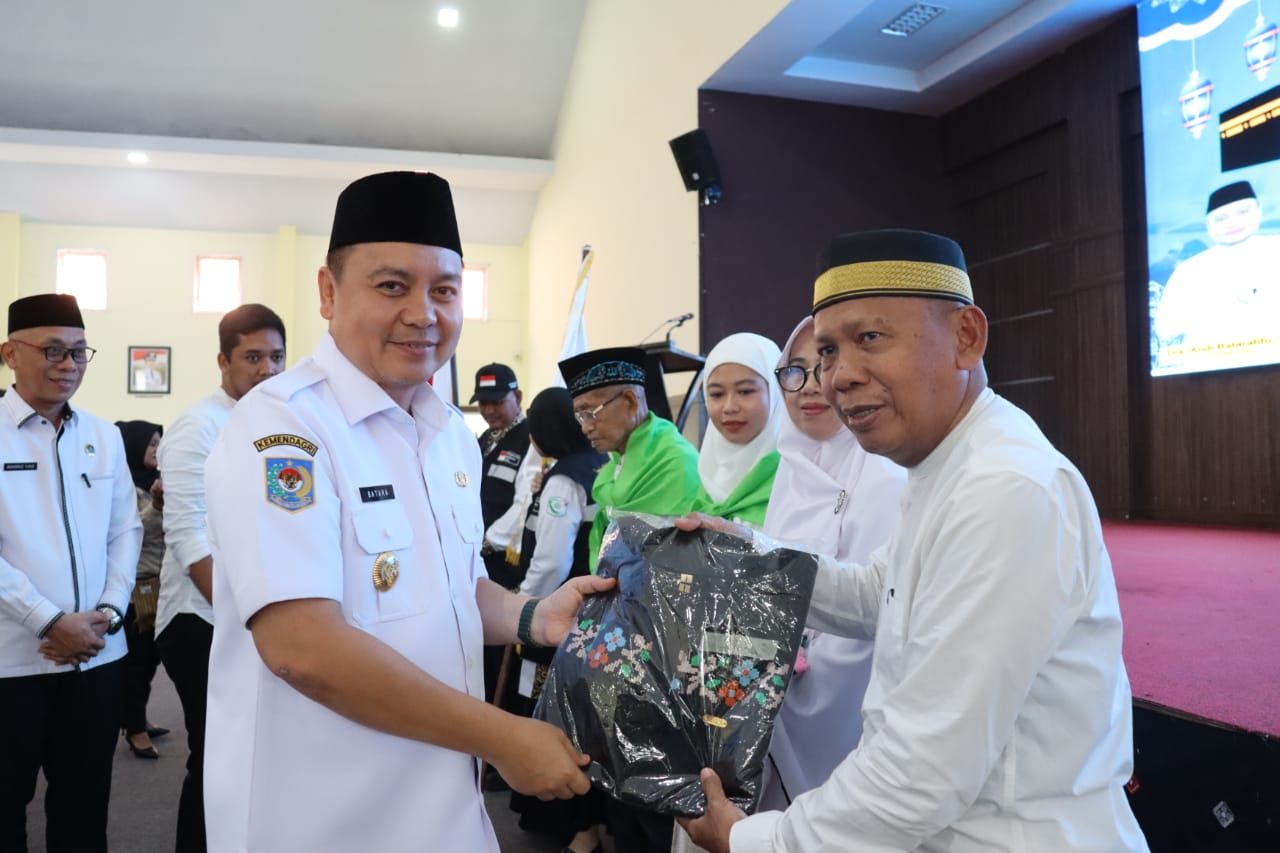 DILEPAS -- Pj Bupati Wajo Andi Bataralifu melepas secara resmi 475 Jamaah Calon Haji (JCH) di ruang Pola Kantor Bupati Wajo, Rabu (23/5). 475 JCH Kabupaten Wajo ini tergabung dalam kloter 22 UPG dan 32 UPG. 