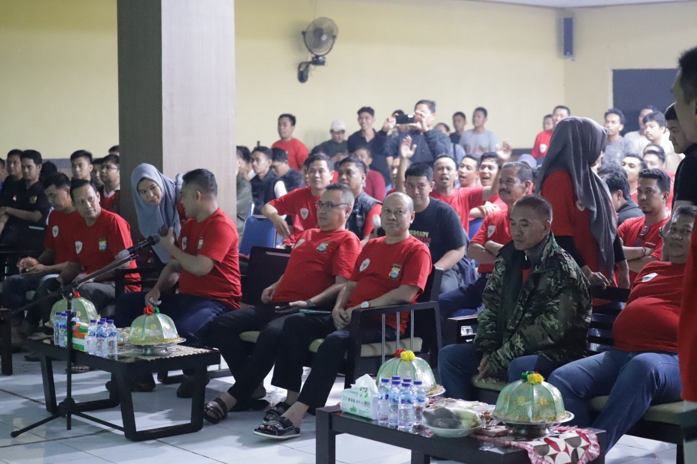 NOBAR -- Pj Bupati Wajo Andi Bataralifu saat Nobar pertandingan Timnas Indonesia U-23 versus Timnas Uzbekkistan di Aula Mapolres Wajo,  Senin (29/4) malam lalu.