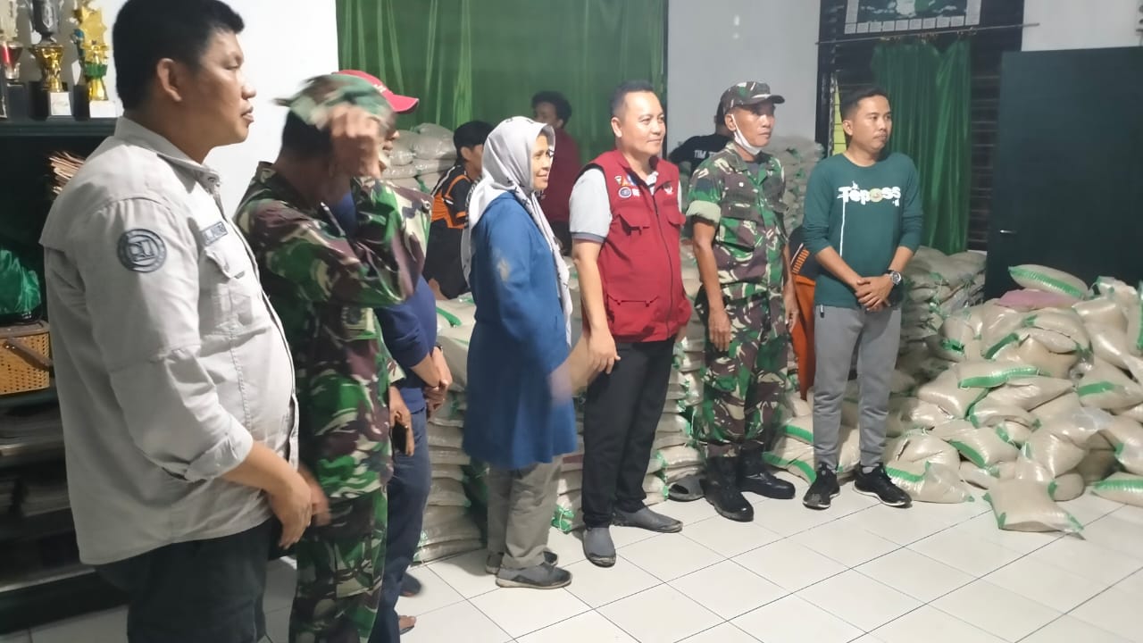 SALURKAN -- Pj Bupati Wajo Andi Batara memantau penyaluran bantuan beras dari Pemkab Wajo dan Pemprov Sulsel kepada para warga terdampak bencana di Kantor Koramil Pitumpanua Kabupaten Wajo baru-baru ini.