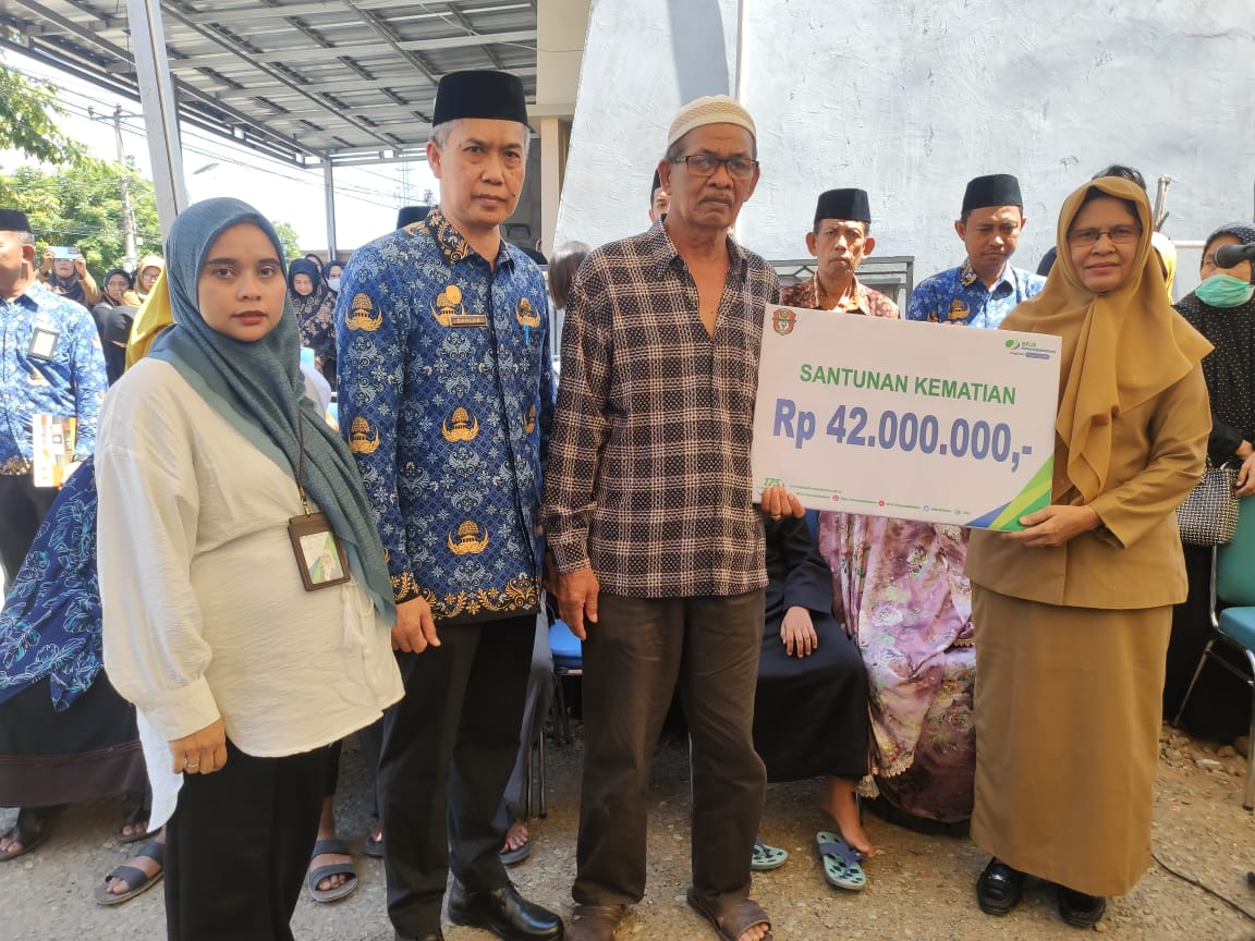 TERIMA SANTUNAN -- Keluarga ahli waris dari ASN lingkup Pemkab Wajo dari Badan Pengelola Keuangan Pemerintah Daerah (BPKPD) Kabupaten Wajo meninggal dunia, Senin (13/5) menerima satunan sosial JKM dari BPJS Ketenagakerjaan Cabang Wajo. Almarhum Andi Riswan tercatat sebagai peserta BPJS Ketenagakerjaan di KORPRI  Wajo.